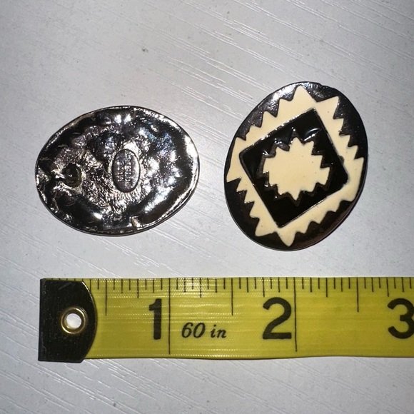 Vtg Silvertone & Cream Enameled Earrings - Picture 6 of 6